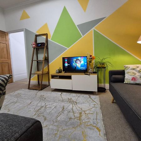 Stylish And Bright Flat In London N8 Turnpike Lane - Piccadilly Lineアパートメント エクステリア 写真